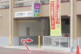 エスタシオンビル立体駐車場入口